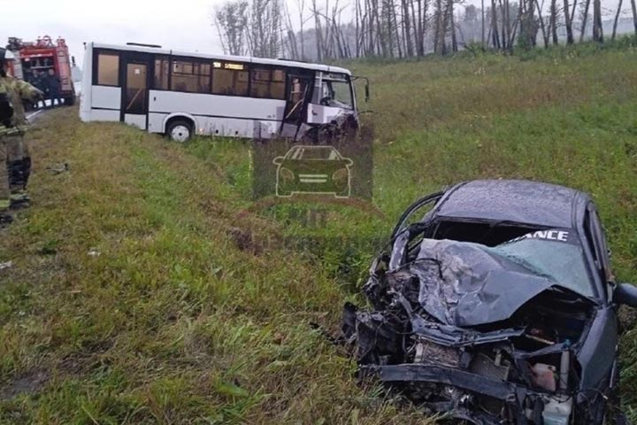 Два человека погибли на месте: иномарка влетела в пассажирский автобус  